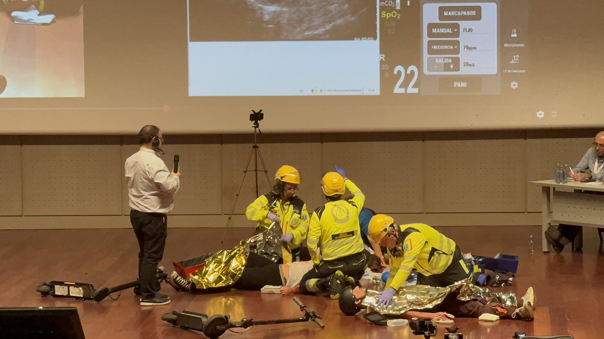 zalomenric's tweet photo. VII Congreso Nacional del @ConsEspRCP en A Coruña.

Otro año más acudimos Técnicos en Emergencias Sanitarias de Navarra junto con compañer@s de @salud_na al Congreso de las Patalogías Tiempo Dependientes. https://t.co/5MTtVMSOs5