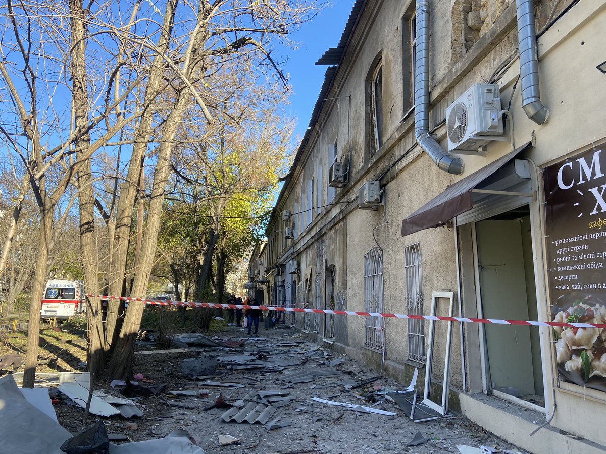 Похилий чоловік з квартири, яка постраждала після вибуху, стоїть в купі скла, розгублено дивиться на свою стіну. 

- Дивиться, килим мене врятував. Стінку втримав. Чай, може і поп‘ю сьогодні, але не багато. Хоч світло є. 

Так і живемо. Наразі відомо про 11 постраждалих.