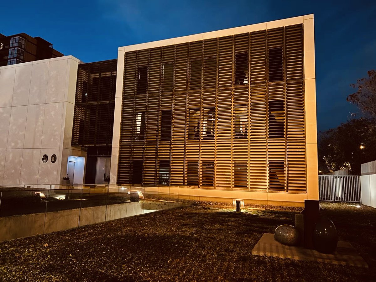 Elimination of gender based violence is our top priority. Not just during the #16DaysOfActivism but every day. Together we MUST tackle the root causes and stop the violence.  Our embassy 🇮🇸🇪🇪 will be orange to represent the future - free of violence.