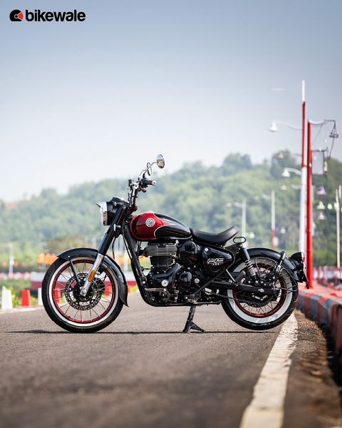 BikeWale's tweet photo. #RoyalEnfield has launched the #GoanClassic350 in India at Rs. 2.35 lakh (ex-showroom, Chennai). The latest offering from Royal Enfield is based on the Classic 350 but gets a bunch of new bits. Here are all the details.
#royalenfield #goanclassic350 #bikewale #bwlaunch #bikes https://t.co/Aziei5N0SS