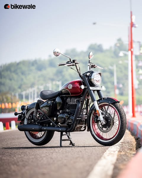 BikeWale's tweet photo. #RoyalEnfield has launched the #GoanClassic350 in India at Rs. 2.35 lakh (ex-showroom, Chennai). The latest offering from Royal Enfield is based on the Classic 350 but gets a bunch of new bits. Here are all the details.
#royalenfield #goanclassic350 #bikewale #bwlaunch #bikes https://t.co/Aziei5N0SS