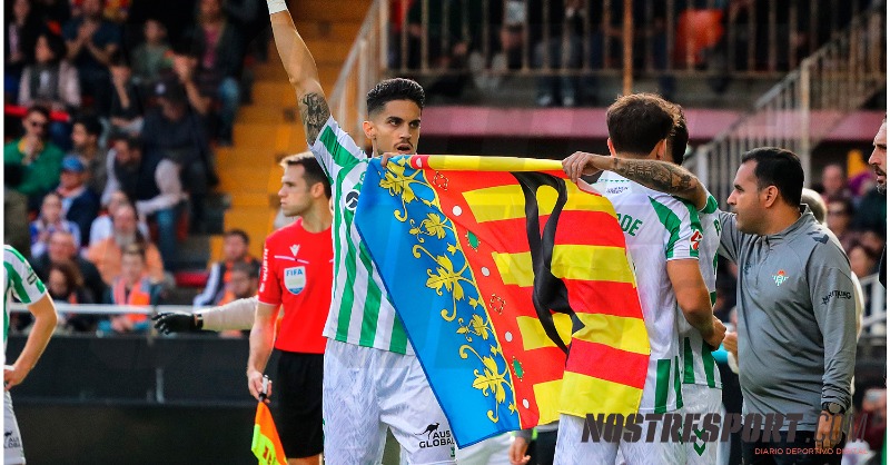 Nostresport's tweet photo. #ValenciaRealBetis

🦇 Fotogalería del Valencia CF 4-2 Real Betis

🔗 Fotogalería completa en https://t.co/yblXnDP8A2 

📸 Fotos de @martalog90