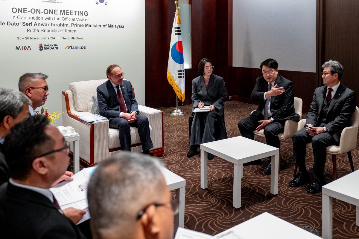 anwaribrahim's tweet photo. Saya teruja ingin berkongsi hasil pertemuan serta perbincangan saya bersama pihak Hyundai Motor Company (HMC) dan OCI Holdings pada petang tadi di Seoul. Perbincangan ini merupakan penanda aras yang tidak kecil terutamanya dalam usaha dan upaya kita merebut pelaburan ‘High Value, High Growth’ dari Republik Korea ke Malaysia. 

Komitmen jangka panjang Hyundai untuk melaksanakan pemasangan kenderaan yang cekap tenaga, termasuk kereta elektrik, dan ini pastinya akan terus memperkukuh ekosistem automotif negara. Saya mendukung penuh pelaburan HMC, lantas memastikan iklim pelaburan yang menarik untuk pemasangan automotif, terutamanya model-model EV yang pastinya akan menjadikan Malaysia sebagai hab pengeluaran automotif bagi pasaran ASEAN.

Perbincangan saya bersama Pengerusi OCI Holdings saudara WooHyun Lee juga memberangsangkan. Keinginan syarikat tersebut untuk mengembangkan pelaburannya dalam polisilikon untuk industri semikonduktor dan solar bergerak seiringan dengan matlamat negara dalam menjamin aspek kemampanan rantaian bekalan dan masa depan yang kuat dan berdaya tahan bagi sektor semikonduktor. 

Pengembangan pelaburan oleh OCI menjadi terpenting dalam menjamin pertumbuhan industri kimia di Malaysia, dan dalam masa yang sama menambahbaik rantaian bekalan tempatan dengan memastikan ketersediaan bahan berkualiti tinggi untuk panel solar, semikonduktor dan perkakas industri yang lain. 

🇲🇾🇰🇷
#MalaysiaMADANI