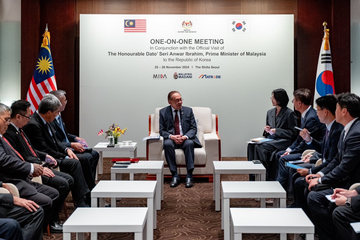 anwaribrahim's tweet photo. Saya teruja ingin berkongsi hasil pertemuan serta perbincangan saya bersama pihak Hyundai Motor Company (HMC) dan OCI Holdings pada petang tadi di Seoul. Perbincangan ini merupakan penanda aras yang tidak kecil terutamanya dalam usaha dan upaya kita merebut pelaburan ‘High Value, High Growth’ dari Republik Korea ke Malaysia. 

Komitmen jangka panjang Hyundai untuk melaksanakan pemasangan kenderaan yang cekap tenaga, termasuk kereta elektrik, dan ini pastinya akan terus memperkukuh ekosistem automotif negara. Saya mendukung penuh pelaburan HMC, lantas memastikan iklim pelaburan yang menarik untuk pemasangan automotif, terutamanya model-model EV yang pastinya akan menjadikan Malaysia sebagai hab pengeluaran automotif bagi pasaran ASEAN.

Perbincangan saya bersama Pengerusi OCI Holdings saudara WooHyun Lee juga memberangsangkan. Keinginan syarikat tersebut untuk mengembangkan pelaburannya dalam polisilikon untuk industri semikonduktor dan solar bergerak seiringan dengan matlamat negara dalam menjamin aspek kemampanan rantaian bekalan dan masa depan yang kuat dan berdaya tahan bagi sektor semikonduktor. 

Pengembangan pelaburan oleh OCI menjadi terpenting dalam menjamin pertumbuhan industri kimia di Malaysia, dan dalam masa yang sama menambahbaik rantaian bekalan tempatan dengan memastikan ketersediaan bahan berkualiti tinggi untuk panel solar, semikonduktor dan perkakas industri yang lain. 

🇲🇾🇰🇷
#MalaysiaMADANI