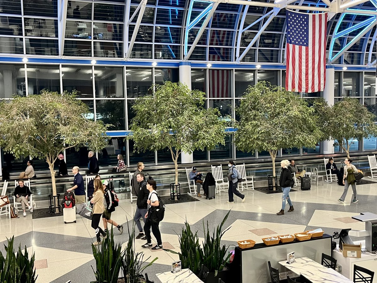 RobFireCapt's tweet photo. All good @CLTAirport for Holiday Travel @TSA_Southeast @ @AmericanAir spot on. #CLT &amp; those traveling have a great week. https://t.co/a4LkEiMQAZ