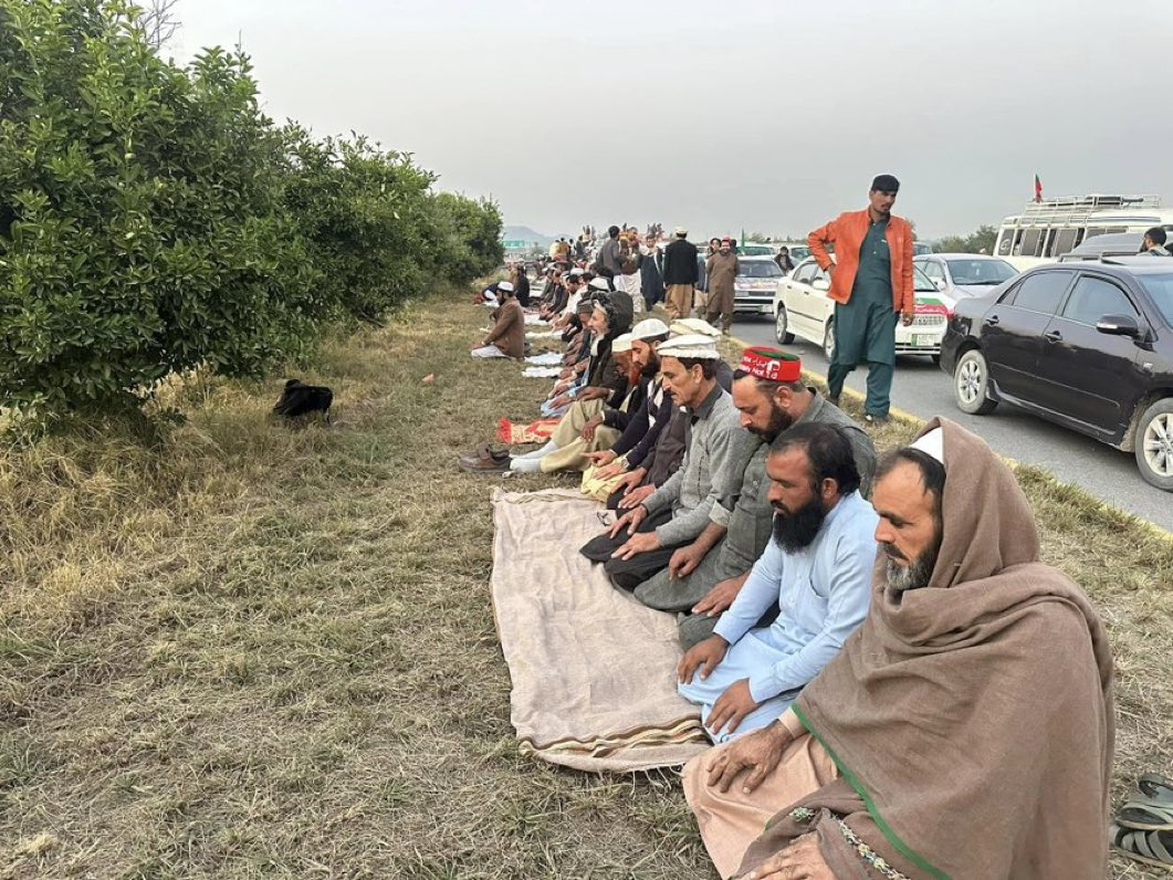 دو نیم انکی ٹھوکر سے صحرا و دریا 
سمٹ کر پہاڑ انکی ہیبت سے رائی