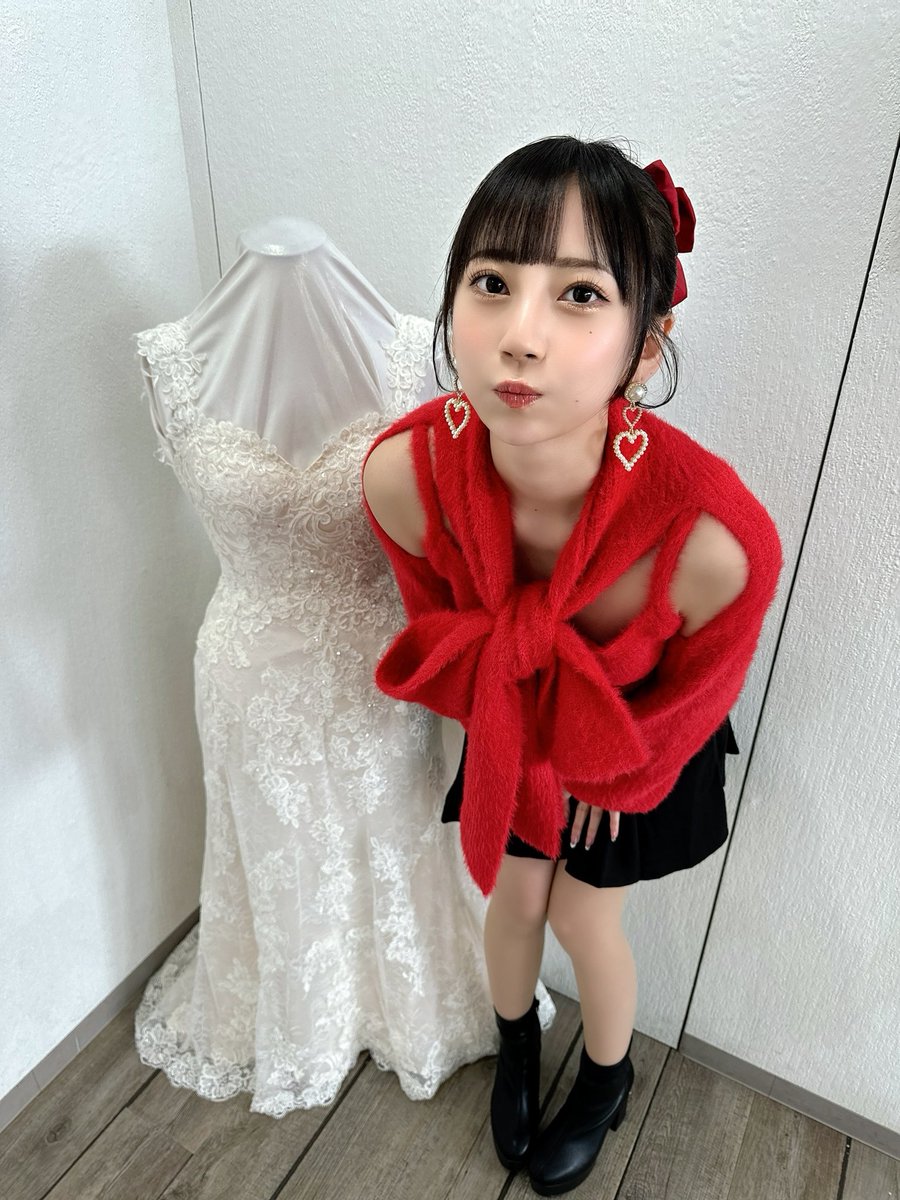 ナナカケル7日目❤️

今日はデビュー記念日なので
デビュー作で着た赤色の服にしました🥹
平日にも拘わらず7周年のお祝いのために
駆けつけてくれる方がいっぱいで
終日途切れることなく大賑わいでした✨️

プレゼントとお祝いの言葉も
たくさんありがとう！！！！
残り数日もよろしくお願いします😌 https://t.co/4lj4kSPB2i