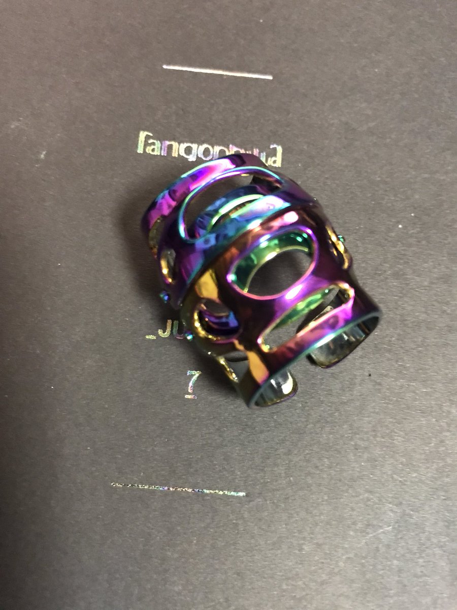 under_22041's tweet photo. _JULIUSとfangophiliaのコラボリングの限定のACID COLOR
写真じゃ伝わらないかもだけど光の当たり方によって妖しく煌めくこの加工マジで最高です。

#Julius
#julius_7
#fangophilia https://t.co/4RH1LaNfws