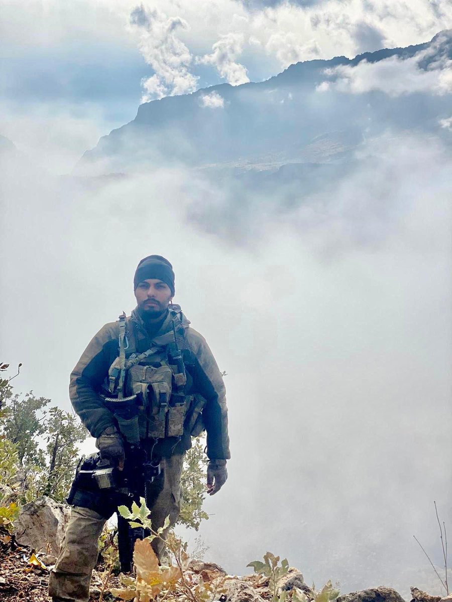 Selam sana ey yılları heba olan genç!

İstikbalim gitti diye yaslanma sakın!
İstikbalin değil, ruhun Tanrı’ya yakın!

O yalancı istikbale bir perde indir!
“Gerçek yarın” unutma ki bir gün senindir!