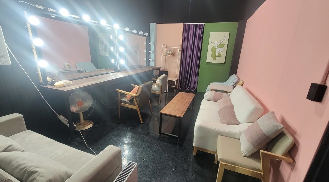 안녕하세요 포코스입니다.

25년의 첫 촬영회 일정이 나왔습니다!
뭘 좋아할지 몰라서 다 준비한 촬영회!

이 모든 배경을 마음껏! 
드레스룸,화장실있음!

일시 : 25년 2월 15일 토요일
장소 : 경기도 포천시 스튜디오 라이카

의상도 대여예정이니 많은 참여 부탁드립니다.
cafe.naver.com/focoss/14389?t…