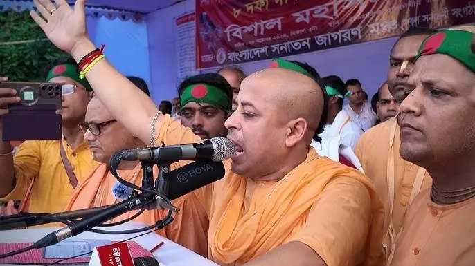 Mrsinha's tweet photo. The atrocities against Hindus continue in Bangladesh.
Hindu saint Chinmoy Krishna Brahmachari of ISKCON has been kidnapped by the Bangladeshi police at Dhaka Airport.

The world remains a mute spectator. Nobody cares about the Bangladeshi minority because they're not Muslims. https://t.co/zQ5XGFD4sD