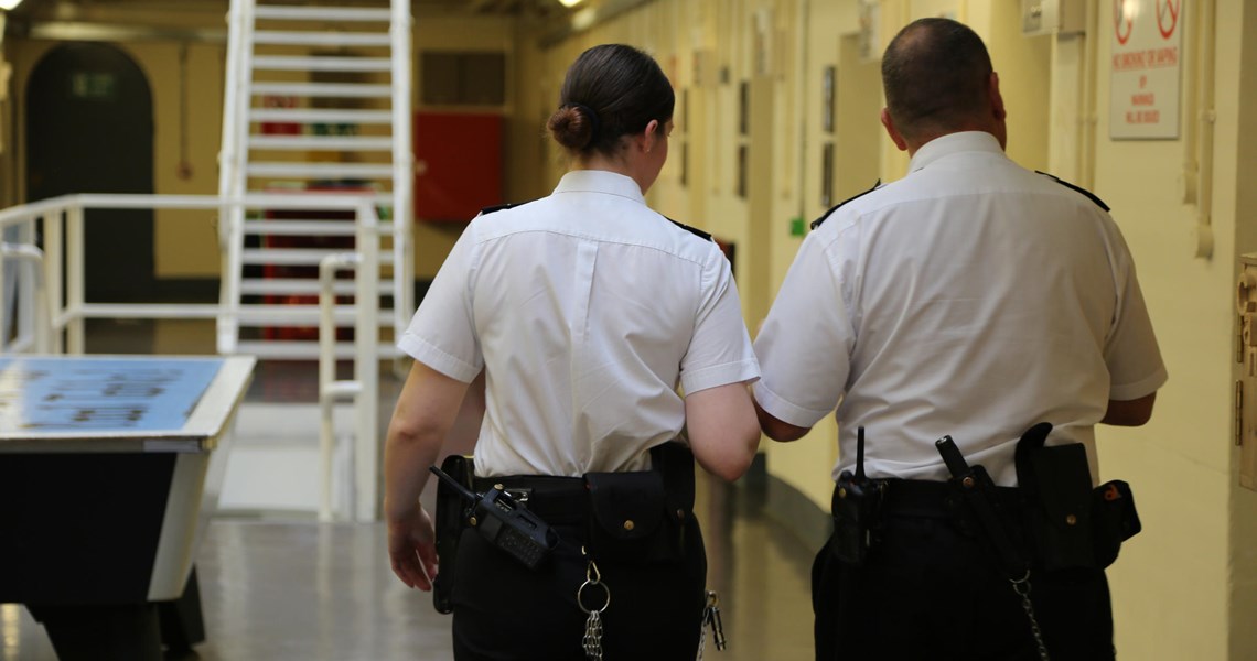 🧵What makes a prison work well? Even people who disagree with me acknowledge nothing positive can happen without this blend: *Suitable and sufficient front line officers clearly &amp; confidently in charge*. The latest data on prison workforce points in the opposite direction. 1/