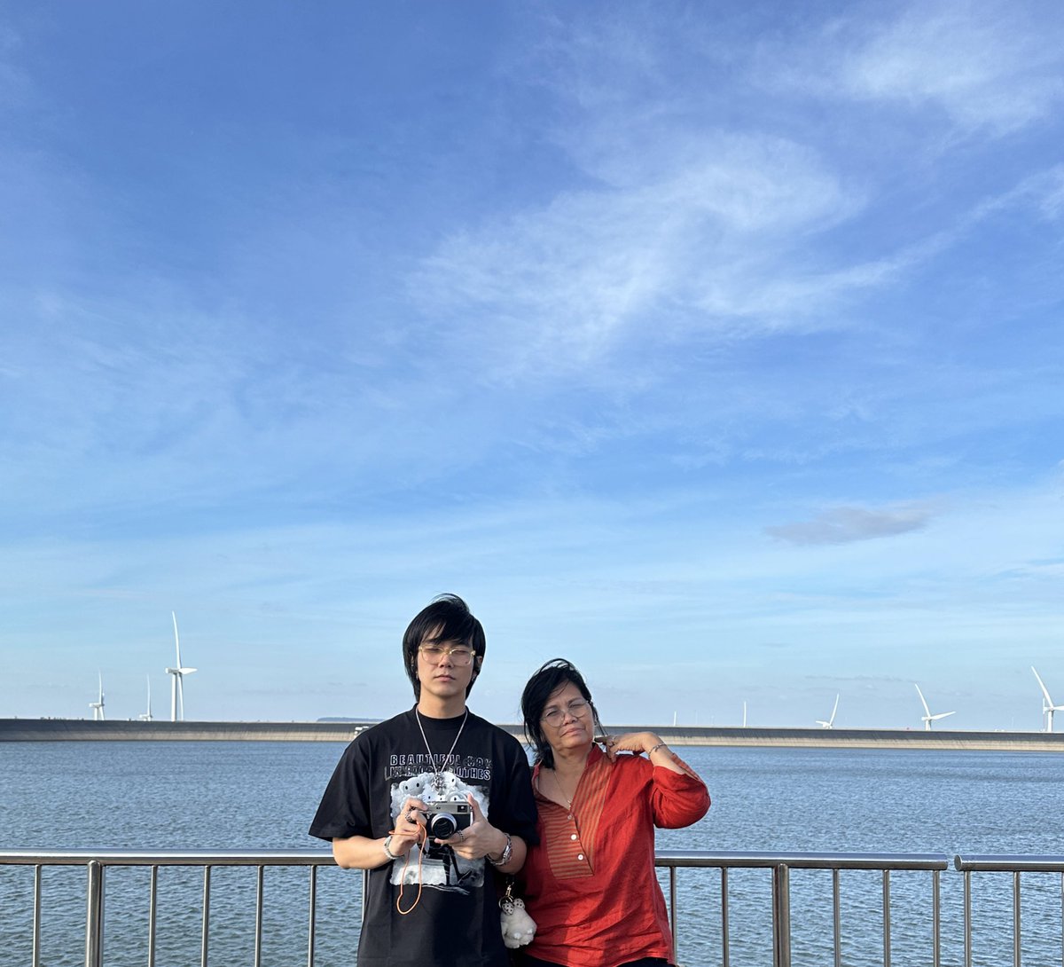 หน้าปกเพลงเมฆสีชมพูจริงๆแล้ว ต้องเป็นรูปนี้ครับ แต่เกรงใจหน้าแม่ (และก็หน้าตัวเอง)🩷☁️✨ #เมฆสีชมพูMV