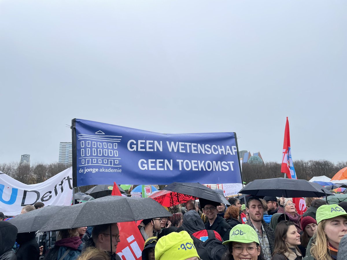 Vandaag demonstreren wij voor de toekomst van Nederland. Stop de bezuinigingen op wetenschap en wetenschappelijk onderwijs!
