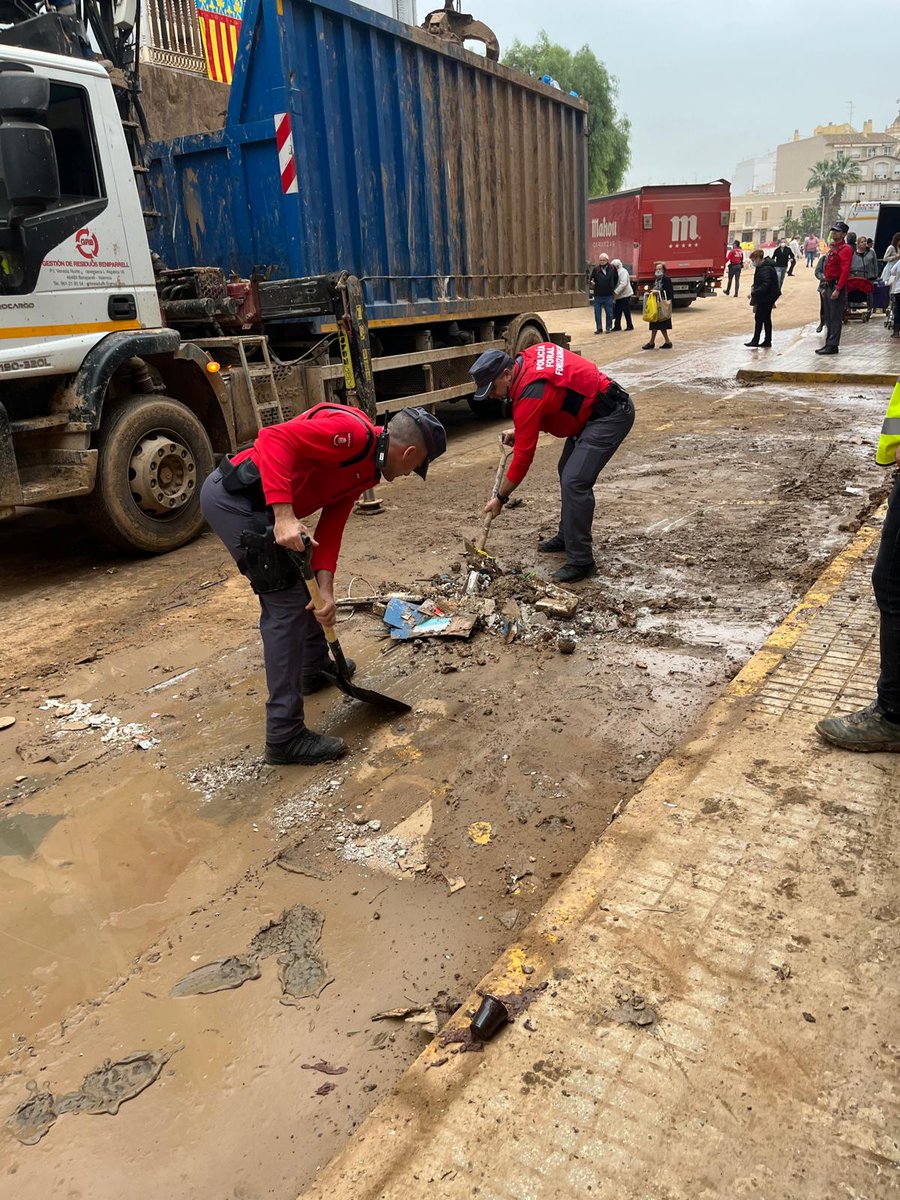 policiaforal_na's tweet photo. 💪Tiramos de silla (ascensores no funcionan) o de pala, seguimos en #Paiporta al servicio de sus gentes.

#SeguridadCiudadana 
#DANA https://t.co/BJEt4Ex9Iq