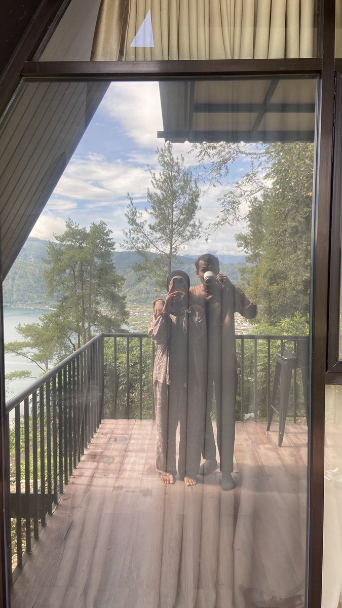 sarahazeda's tweet photo. going into 2025 with the same person I met in 2004. https://t.co/JvUpUNmoS3