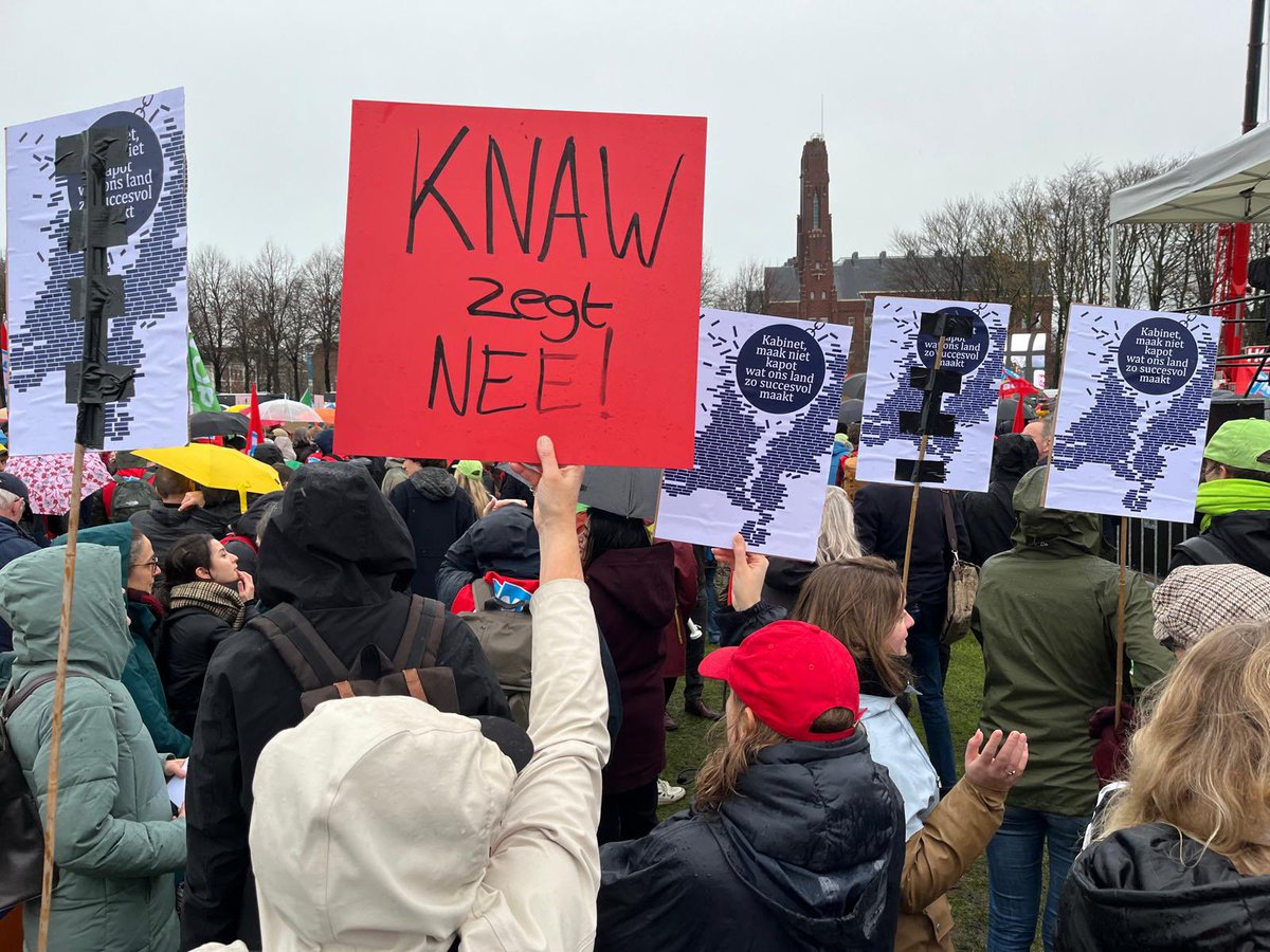 Vandaag protesteren wij in Den Haag tegen de ongekende #bezuinigingen op wetenschap en onderwijs. Wij laten onze stem horen, voor de toekomst van Nederland.

#bezuinigingen #wetenschap #onderwijs #woinactie #toekomstvannederland #stopdebezuinigingen #onderzoek
