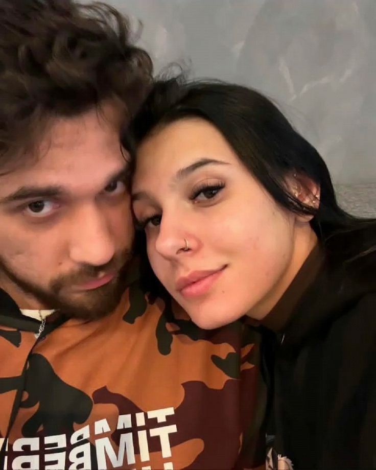 Bom dia, dando um cheirinho nela antes de se levantar 😚 <a href="/fourlyz/">MB</a>