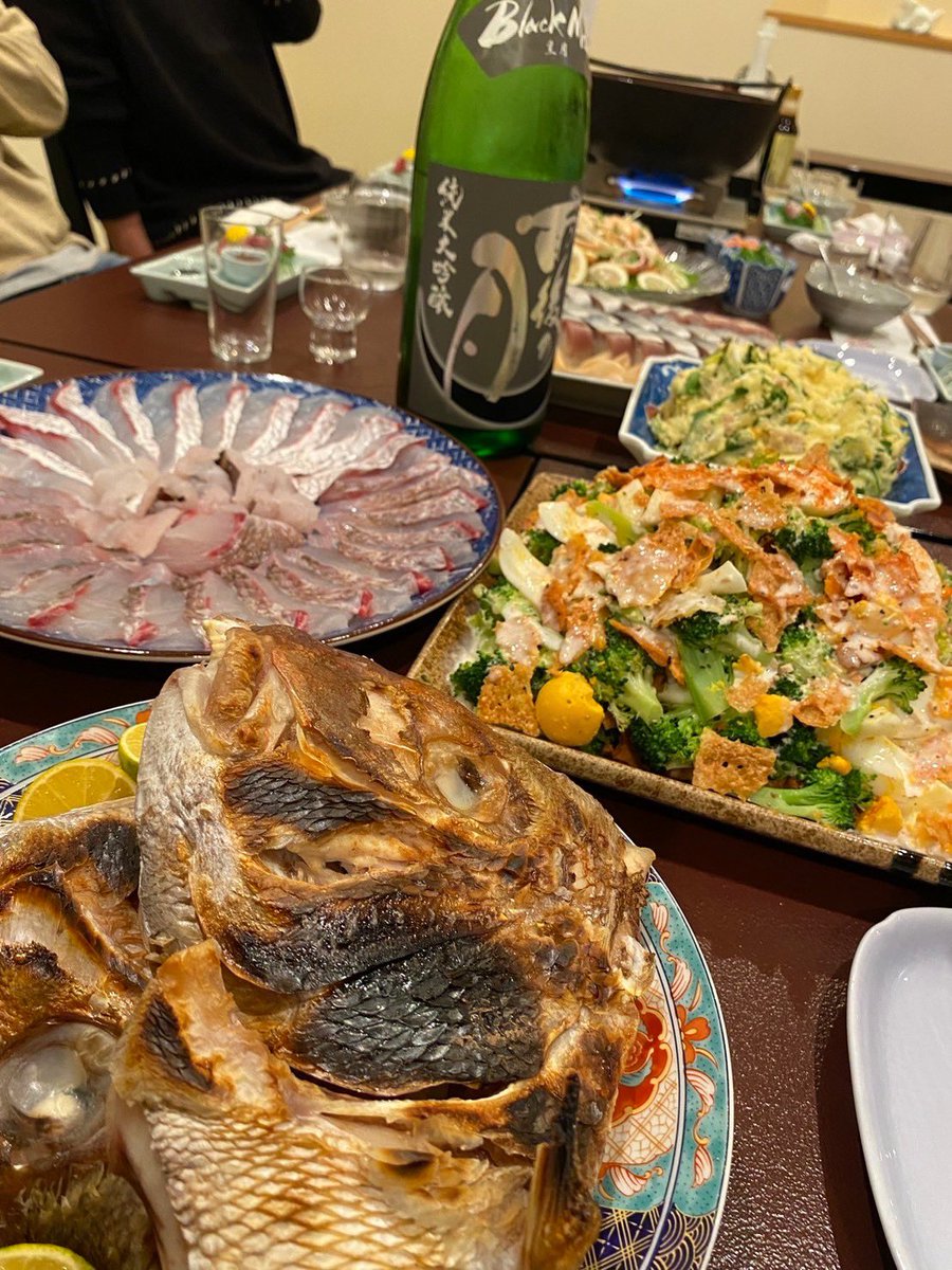 SakeNote2020's tweet image. 友人が結婚したとの事で、いっぱい飲んだ😆
料理は縁起を担いで鯛しゃぶ🍲