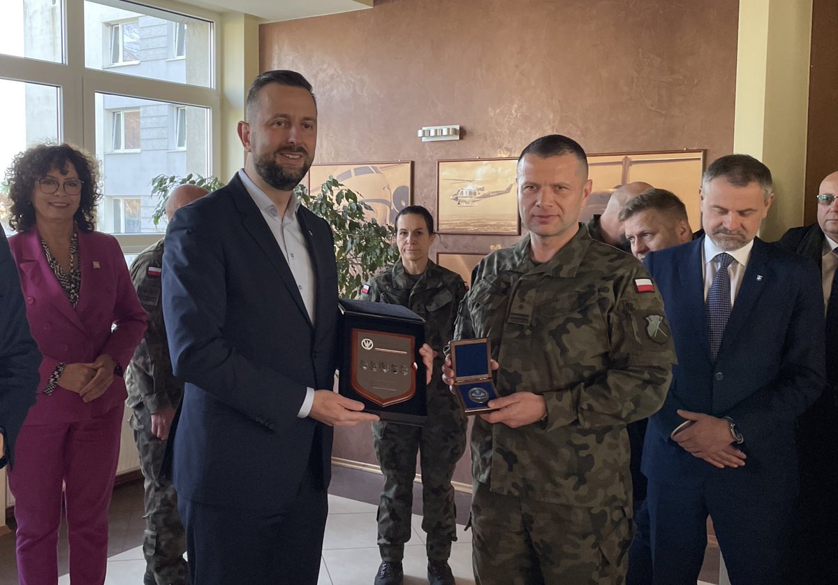 MON_GOV_PL's tweet photo. Marszałek Sejmu 🇵🇱 @szymon_holownia i
wicepremier W. @KosiniakKamysz spotkali się z żołnierzami i obsługą #POLLOGHUB. Logistyczny i serwisowy hub na lotnisku #Rzeszów-Jasionka umożliwia przekazywanie pomocy wojskowej i humanitarnej z całego świata na Ukrainę. https://t.co/xCToEOOeQh