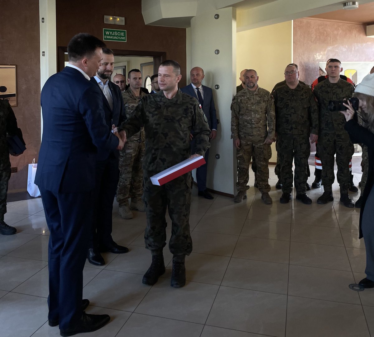 MON_GOV_PL's tweet photo. Marszałek Sejmu 🇵🇱 @szymon_holownia i
wicepremier W. @KosiniakKamysz spotkali się z żołnierzami i obsługą #POLLOGHUB. Logistyczny i serwisowy hub na lotnisku #Rzeszów-Jasionka umożliwia przekazywanie pomocy wojskowej i humanitarnej z całego świata na Ukrainę. https://t.co/xCToEOOeQh