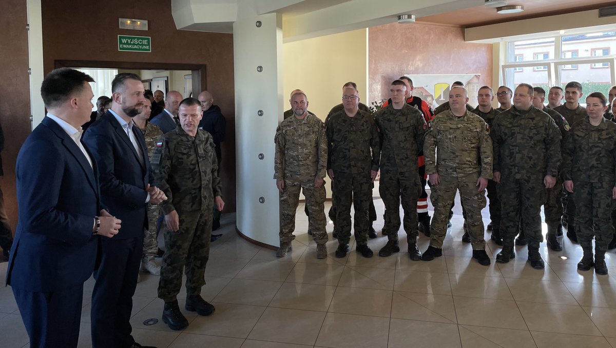 MON_GOV_PL's tweet photo. Marszałek Sejmu 🇵🇱 @szymon_holownia i
wicepremier W. @KosiniakKamysz spotkali się z żołnierzami i obsługą #POLLOGHUB. Logistyczny i serwisowy hub na lotnisku #Rzeszów-Jasionka umożliwia przekazywanie pomocy wojskowej i humanitarnej z całego świata na Ukrainę. https://t.co/xCToEOOeQh