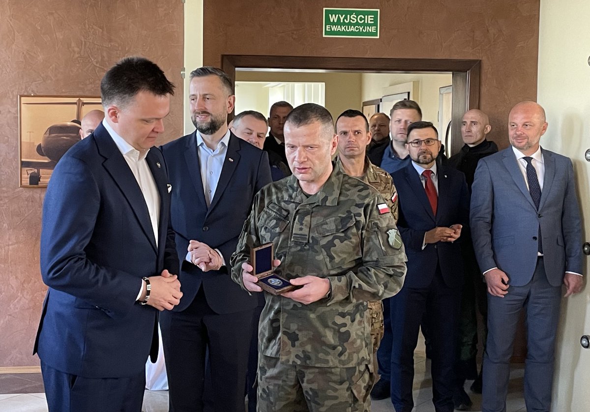MON_GOV_PL's tweet photo. Marszałek Sejmu 🇵🇱 @szymon_holownia i
wicepremier W. @KosiniakKamysz spotkali się z żołnierzami i obsługą #POLLOGHUB. Logistyczny i serwisowy hub na lotnisku #Rzeszów-Jasionka umożliwia przekazywanie pomocy wojskowej i humanitarnej z całego świata na Ukrainę. https://t.co/xCToEOOeQh