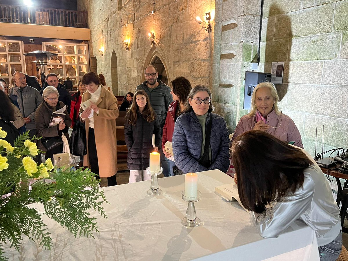 🐑 'Pel de Cordeiro': o terror gótico de <a href="/LediciaCostas/">Ledicia Costas</a>  afonda na sororidade entre séculos e violencias 

👥 A autora viguesa estivo esta fin de semana no Mosteiro de Santa Catalina presentando a súa novela, en conversa con <a href="/RPerezPablo/">Pablo J. Rañales</a>. Todo un luxo!