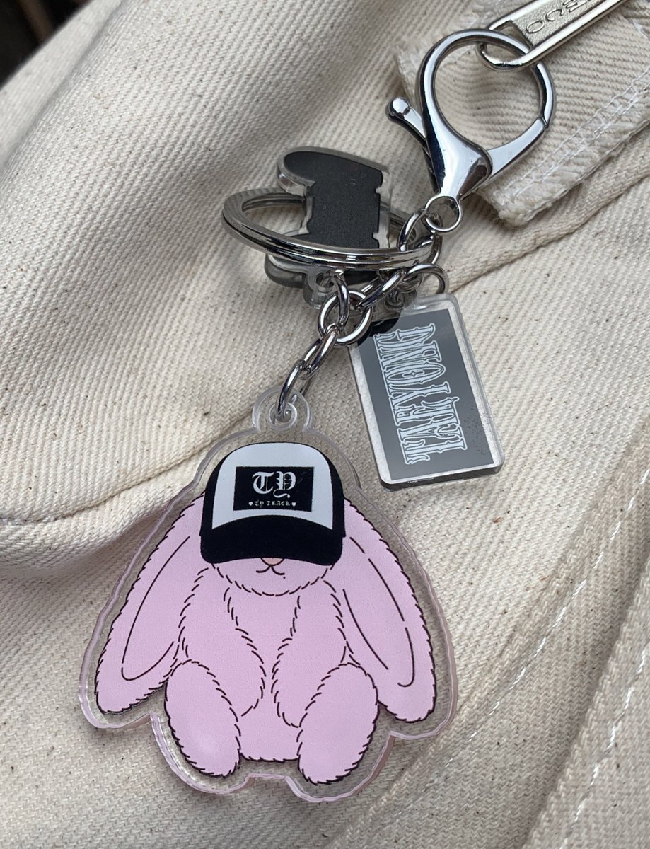 mini giveaway ina only✨

for 2 winners,
𖦹 totebag blue (1)
𖦹 keychain tokki knight (1) 

rules .ᐟ
— ppl who love taeyong &amp; never shady to him!
— rt + like this tweet
— drop realtime streaming proof TAP mv &amp; spotify with link🎵

end 11.29⭐️