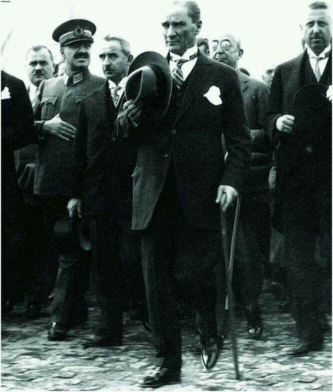 TurkunInkilabi's tweet photo. "Muhterem ahali, birbirimizi aldatmayalım. Medeni cihan çok ilerdedir. Buna yetişmek, o daire-i medeniyete dahil olmak mecburiyetindeyiz. Bütün safsataları bertaraf etmek lâzımdır.

'Şapka giyelim mi, giymeyelim mi' gibi sözler manasızdır.
Şapka da giyeceğiz, garbın her türlü asar-ı medeniyesini de alacağız.

Efendiler, medeni olmayan insanlar medeni olanların ayakları altında kalmaya maruzdurlar."

Akhisar Türkocağı, 10 Ekim 1925