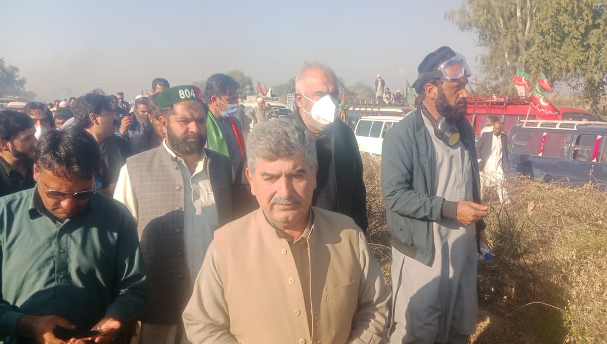 مرکزی رہنما پی ٹی آئی اسد قیصر پارٹی کارکنان کے درمیان موجود ۔

#نومبر24_یوم_انقلاب
#احتجاج_سے_انقلاب_تک
