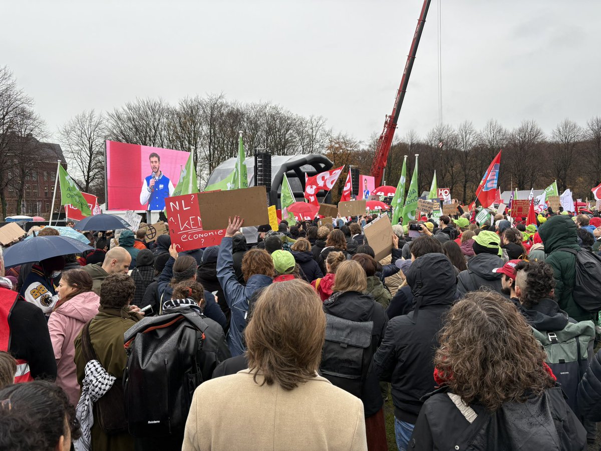 Protest tegen de miljardenbezuinigingen. Onderzoek!!! Onderwijs!!! zijn de BASIS.