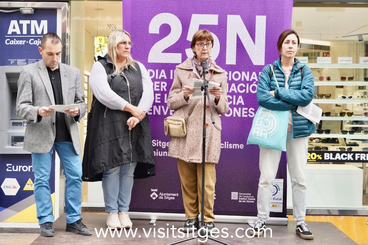💜 Sitges commemora el #25N amb un emotiu acte al Cap de la Vila, la lectura del manifest i accions simbòliques en record de les 81 dones assassinades aquest any. 💜

Més informació: visitsitges.com/ca/25n-sitges-…

#EliminacióViolènciaMasclista #Sitges #NoEstàsSola