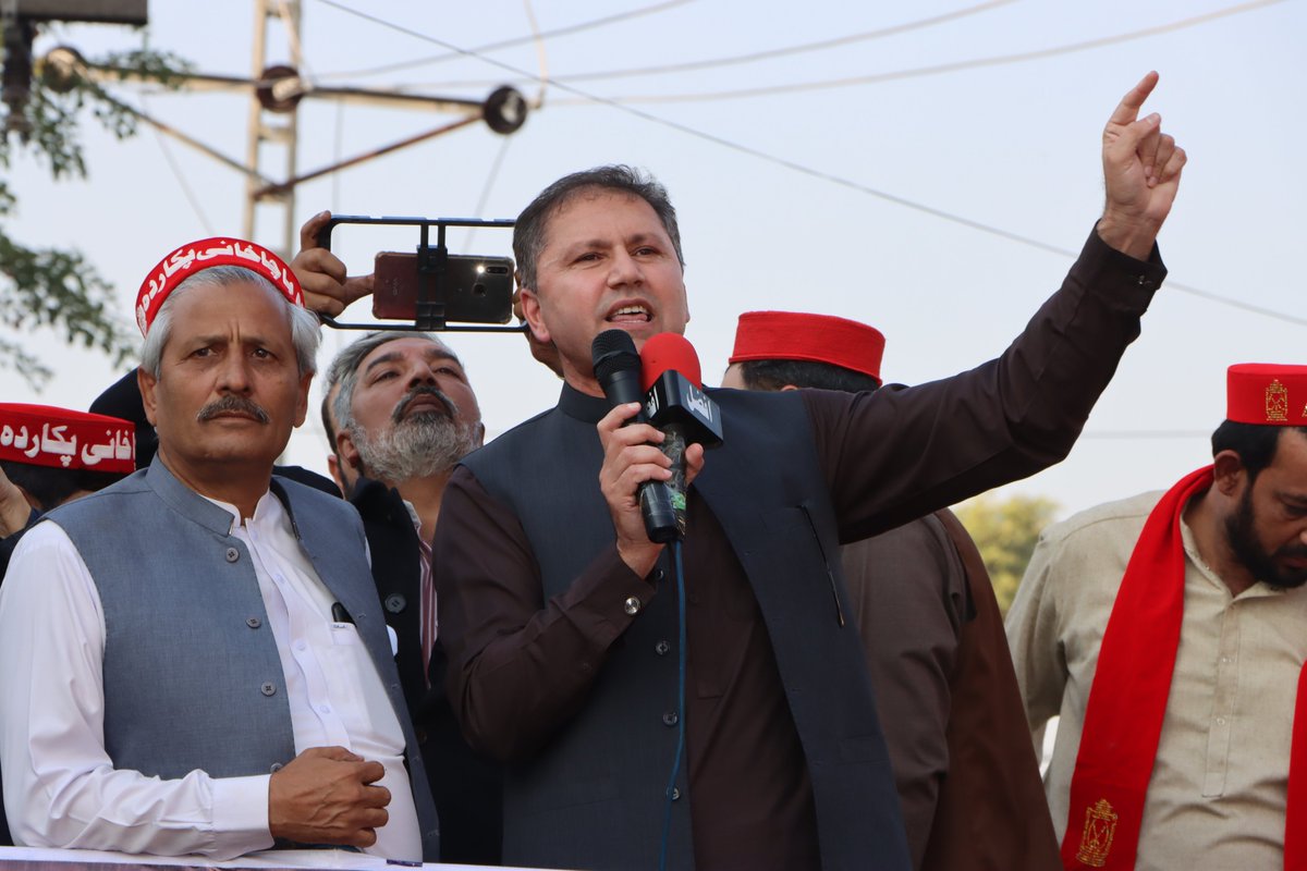 ANPMarkaz's tweet photo. عوامی نیشنل پارٹی پختونخوا کے زیر اہتمام سانحہ پاڑہ چنار اور پختونخوا میں دہشتگردی کے مسلسل واقعات کے خلاف آج صوبہ بھر میں یوم سیاہ منایا گیا۔ عوامی نیشنل پارٹی کے صوبائی نائب صدر صلاح الدین خان اور ڈاکٹر نوید اللہ خان پشاور پریس کلب کے سامنے احتجاجی مظاہرے سے خطاب کررہے ہیں۔
#KurramWantsPeace