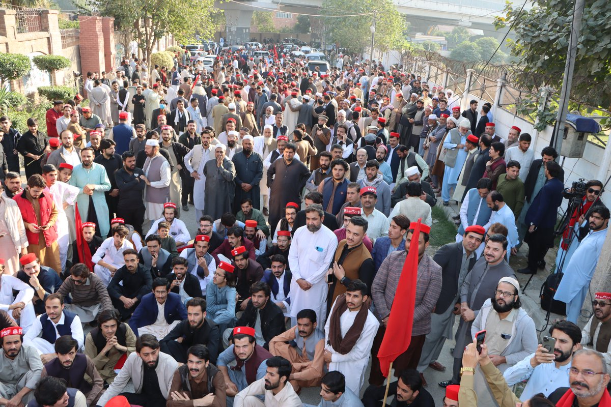 ANPMarkaz's tweet photo. عوامی نیشنل پارٹی پختونخوا کے زیر اہتمام سانحہ پاڑہ چنار اور پختونخوا میں دہشتگردی کے مسلسل واقعات کے خلاف آج صوبہ بھر میں یوم سیاہ منایا گیا۔ عوامی نیشنل پارٹی کے صوبائی نائب صدر صلاح الدین خان اور ڈاکٹر نوید اللہ خان پشاور پریس کلب کے سامنے احتجاجی مظاہرے سے خطاب کررہے ہیں۔
#KurramWantsPeace