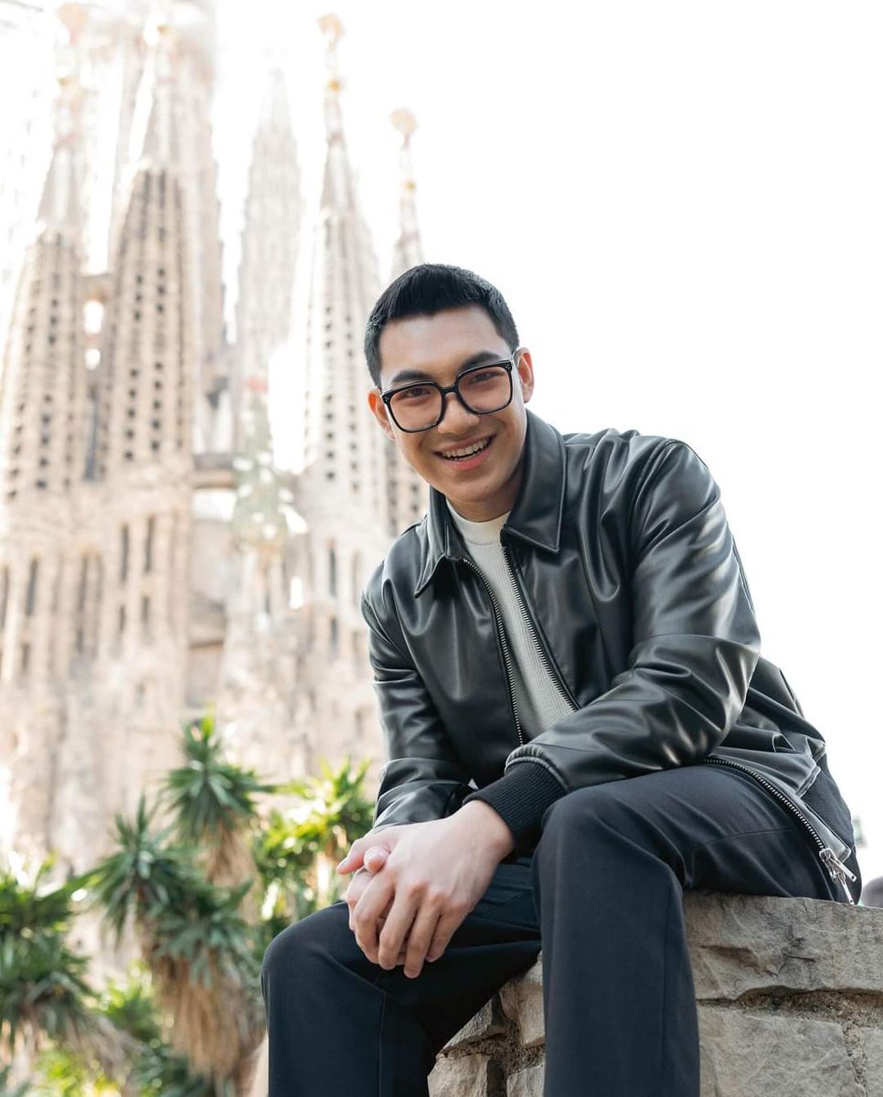 So hard to choose which photo to repost from these enchanting and captivating shots of Darren in Barcelona💚

📸 D's IG post

#DARREN <a href="/Espanto2001/">Darren</a>