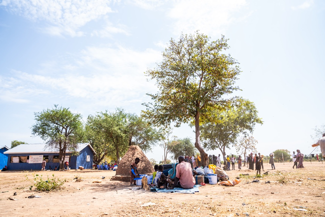 mjmessenger's tweet photo. In the refugee camp, I met Ibrahim and family, who told of the harrowing escape from Khartoum and trek to South Sudan. They had only clothes on their back and whatever provided by @UNHCR @WVSouthSudan &amp; partners. He had no idea how they'd build a life and provide for his kids. https://t.co/uKeuj4DMXL