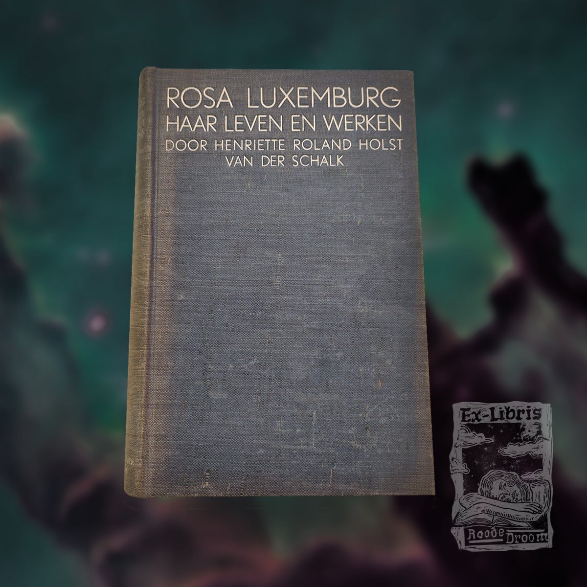 Voor €10,00 kun je dit boek kopen op onze site: roodedroom.nl 🌚📚

Een boek over het leven en de werken van Rosa Luxemburg, Duitse marxistische politicus, filosoof en revolutionair. Geschreven in 1935 door Henriette Roland Holst, Nederlandse schrijver en communist. 🌟