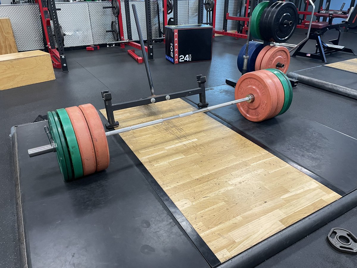 BHLevesque's tweet image. Monday morning #deadlifts earning that bird🦃 #weightlifting
