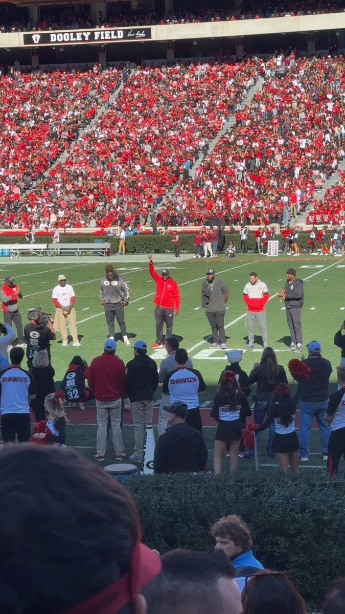 Chucktown8's tweet photo. Wife and kids first trip to the Classic City, and to say it was fun is an understatement. Such an awesome time with our ATL family.
The flight in from Philly was a breeze as I let BA and his guest’s from @DawgNationDaily keep me company lol. Great to see some UGA legends as well. https://t.co/l7sLxzq4ta