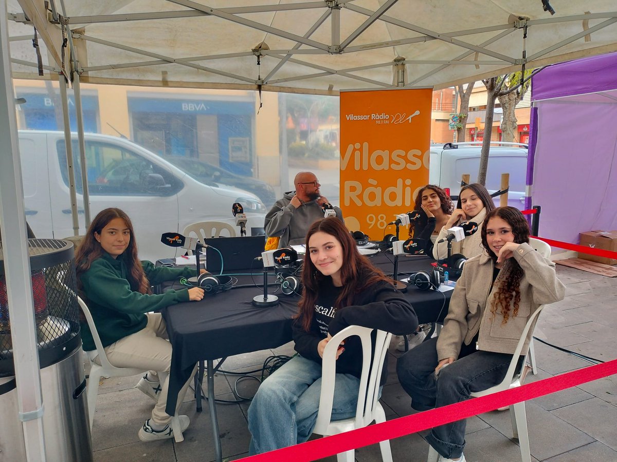 InsPereRibot's tweet photo. Avui Tertúlia Jove especial pel 25N amb el gran @Jaumecabot i en Joan, de @vilassarradio i amb la Nàdia, la Valèria, la Salma, la Bruna i la Marina. Gran tertúlia noies, i moltíssimes gràcies! 👏👏👏👏👏
@VilassardeMar @SSTTMVO
#orgulldalumnes https://t.co/12kiLQd6GH