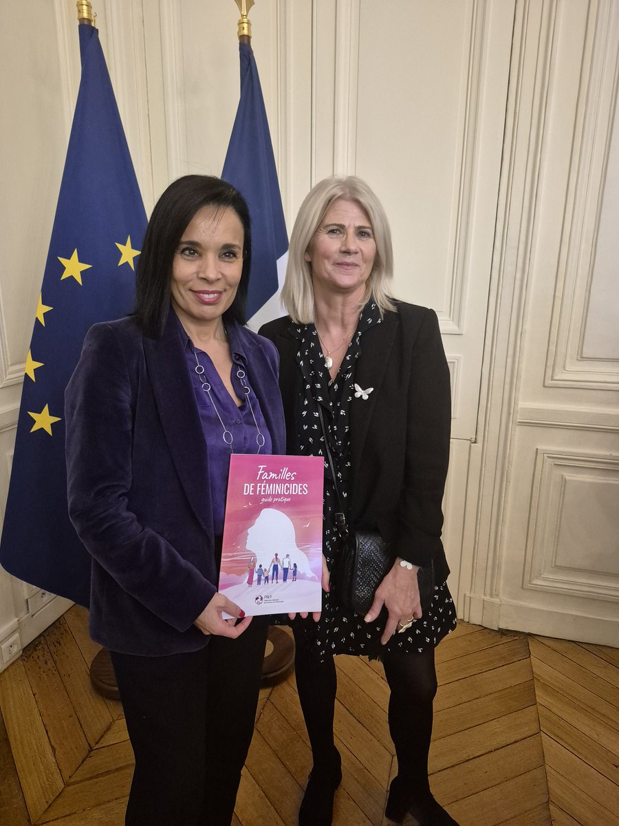 FNVF19's tweet photo. #25novembre
Diffusion nationale du #GuideFnvf
C'est parti ! @egalite_gouv en présence de @grevin_sylvaine
@Salima_Saa @christophe_p
les #famillesfeminicides sont démunies après le décès de leurs proches. La @FNVF19 simplifie leurs démarches. @BFMTV @franceinfo https://t.co/YY61UAhryj