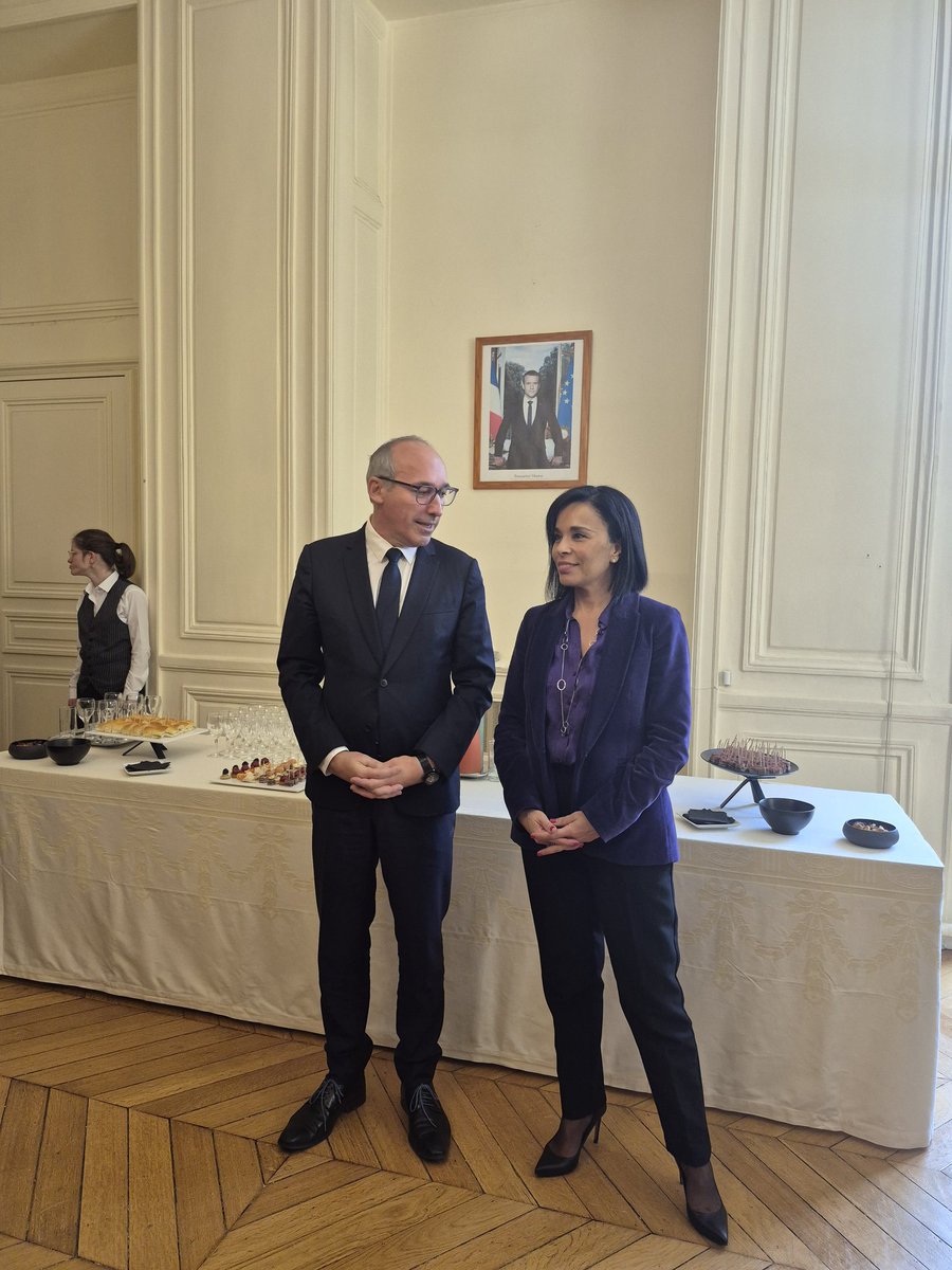 FNVF19's tweet photo. #25novembre
Diffusion nationale du #GuideFnvf
C'est parti ! @egalite_gouv en présence de @grevin_sylvaine
@Salima_Saa @christophe_p
les #famillesfeminicides sont démunies après le décès de leurs proches. La @FNVF19 simplifie leurs démarches. @BFMTV @franceinfo https://t.co/YY61UAhryj