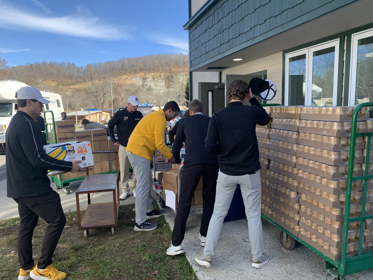 AppStateRISE's tweet image. 700 items raised by App State student-athletes for Hunger and Health Coalition as they prepare to serve the community during the holidays! 💛

Top 3 teams are Men’s Golf winning it, followed by Women’s Track and Cross Country and Softball! 

#GoApp #MountaineersMakingaDifference