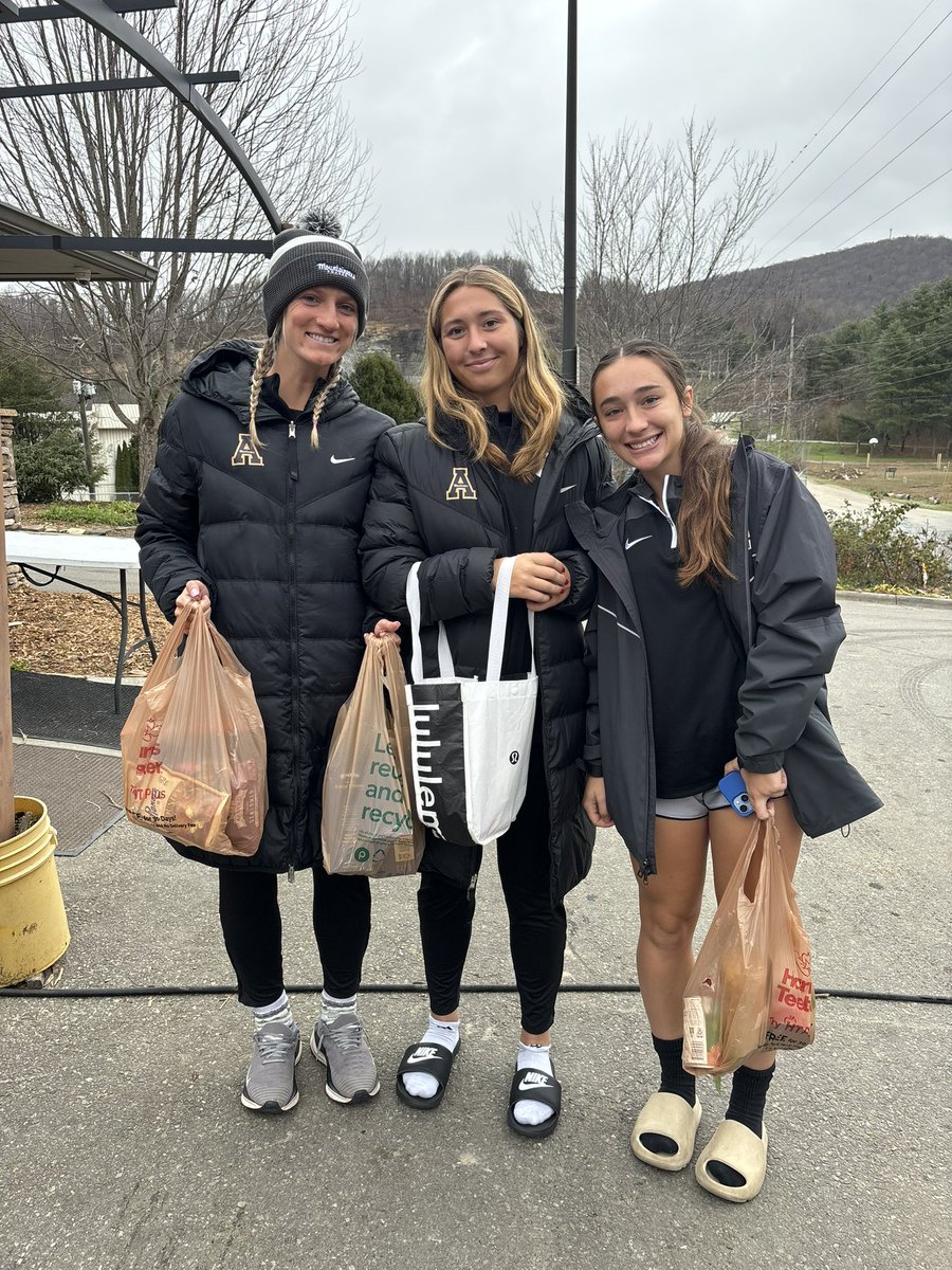 AppStateRISE's tweet image. 700 items raised by App State student-athletes for Hunger and Health Coalition as they prepare to serve the community during the holidays! 💛

Top 3 teams are Men’s Golf winning it, followed by Women’s Track and Cross Country and Softball! 

#GoApp #MountaineersMakingaDifference
