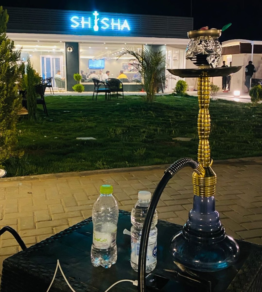 " شخص مشتت كله هواجيس "
              مره يضحك
   و الف مره ماعاد وده يتكلم.