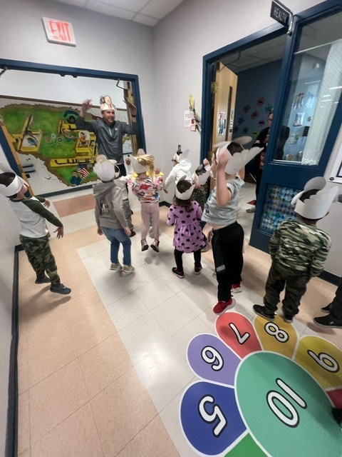 BataviaJAXRM's tweet photo. Mr. Calandra's class had so much fun during their Turkey Trot today! https://t.co/yReg8OmYuu