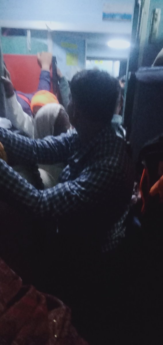 Rawat_Devendr's tweet photo. @RailwaySeva @DrmJhansi Gallery is totally blocked https://t.co/WmEnQk4D5I