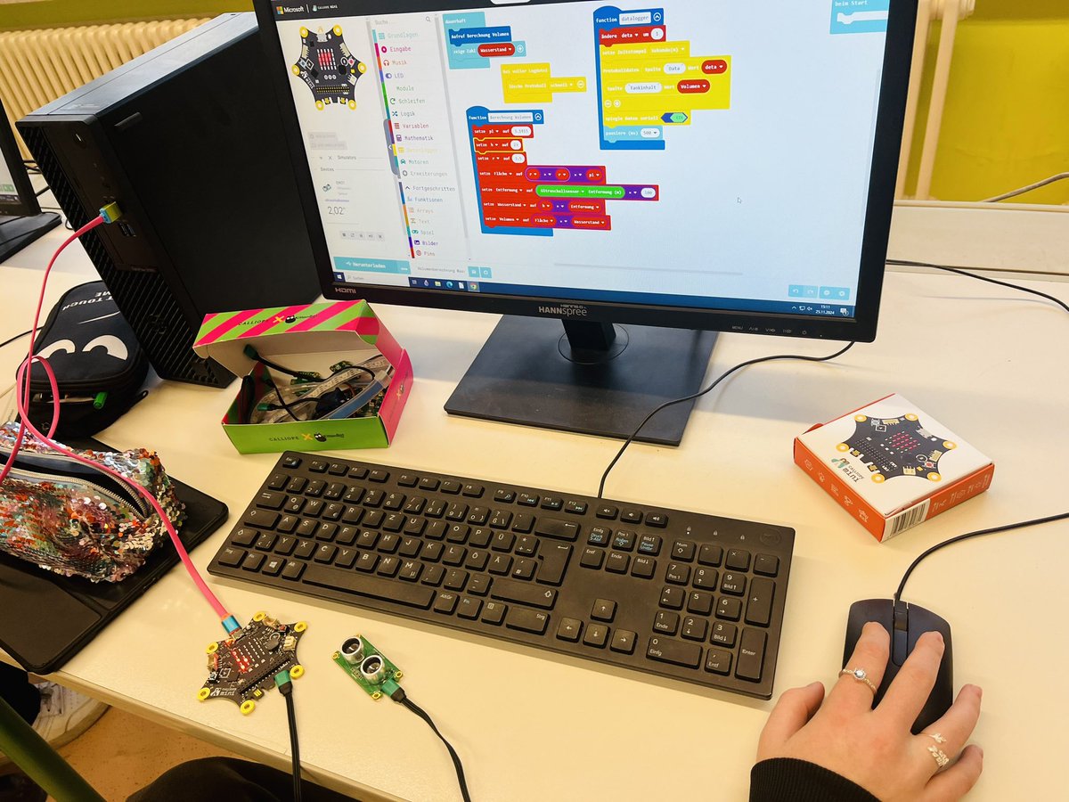 r_schulz_maker's tweet image. Füllstand messen mit @CalliopeMini und @KittenBot1 #jacdac Ultraschallsensor. Toller praktischer Versuch mit mathematischen Grundkenntnissen im #Informatikunterricht. Überraschend genaue Messwerte direkt im Plot #Datalogger. #STEM #MINT #Education #programming