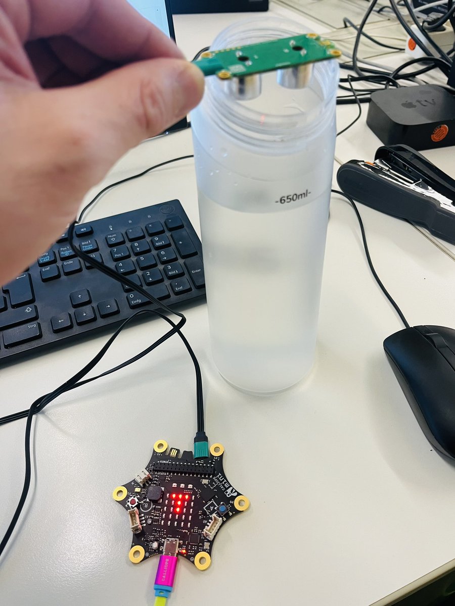 r_schulz_maker's tweet image. Füllstand messen mit @CalliopeMini und @KittenBot1 #jacdac Ultraschallsensor. Toller praktischer Versuch mit mathematischen Grundkenntnissen im #Informatikunterricht. Überraschend genaue Messwerte direkt im Plot #Datalogger. #STEM #MINT #Education #programming